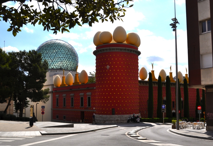 Begeben Sie sich im Theater-Museum in Figueres auf die Spuren des berühmten Künstlers Salvador Dalí.
