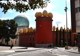 Begeben Sie sich im Theater-Museum in Figueres auf die Spuren des berühmten Künstlers Salvador Dalí.