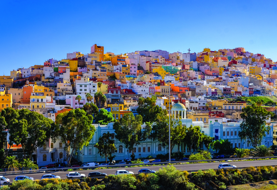 Bestaunen Sie die wunderschönen bunten Häuser in Las Palmas de Gran Canaria.