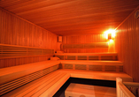 Nehmen Sie in der Sauna Platz.