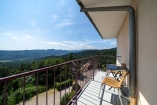 Vom Balkon aus genießen Sie herrliche Ausblicke.