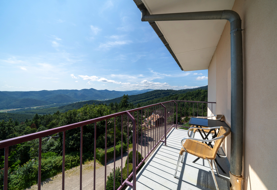 Vom Balkon aus genießen Sie herrliche Ausblicke.
