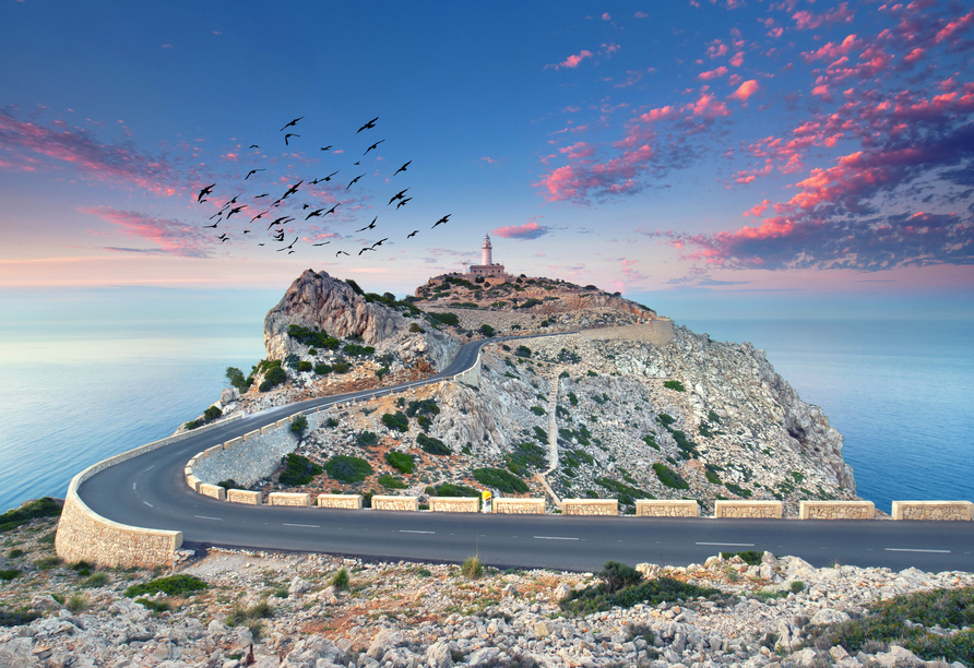 Cap Formentor liegt am Ende einer der schönsten Panoramastraßen Mallorcas und bietet weite Blicke über das Meer.