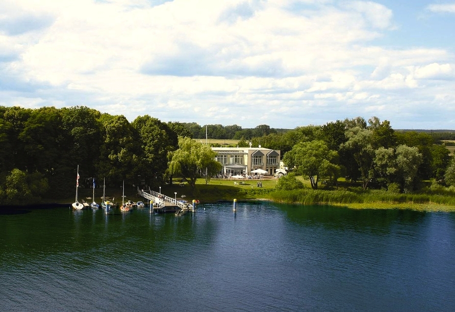 Das Hotel bietet direkten Seeblick und Seezugang.