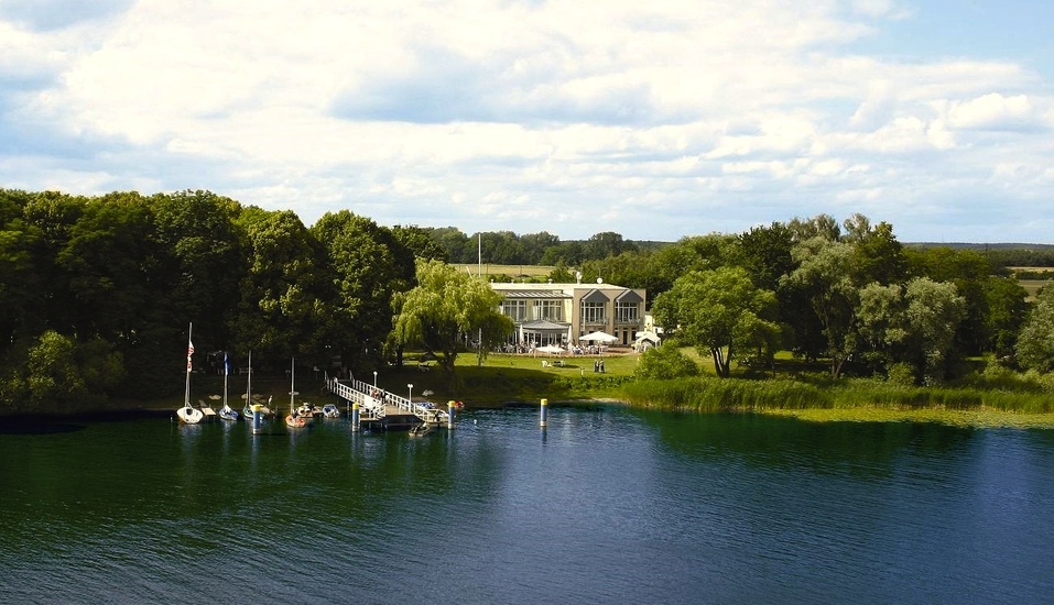 Das Hotel bietet direkten Seeblick und Seezugang.