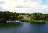 Das Hotel bietet direkten Seeblick und Seezugang.