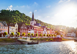 Tradition trifft Rheinidylle: Die Stiftskirche von St. Goar als Wahrzeichen am Fluss.
