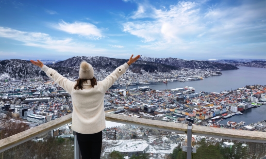Genießen Sie die Winterlandschaft von Bergen in Norwegen.