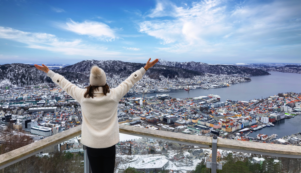 Genießen Sie die Winterlandschaft von Bergen in Norwegen.
