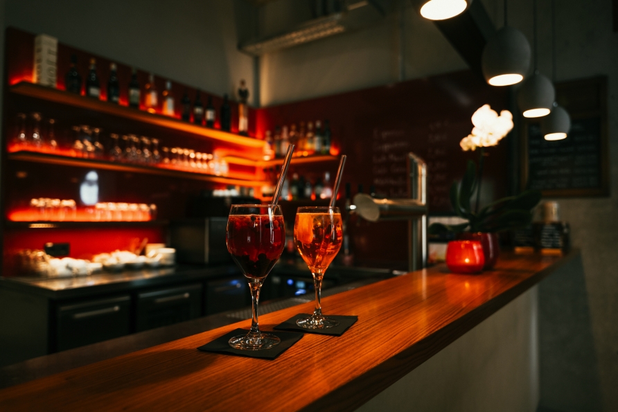 Treffpunkt für Genießer: Entspannte Abende verbringen Sie an der Bar.
