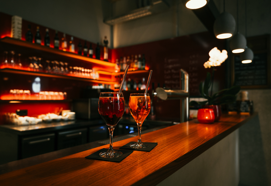 An der Bar & Food Lounge erwarten Sie hausgemachte Speisen und eine große Auswahl an Getränken.