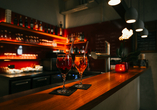 An der Bar & Food Lounge erwarten Sie hausgemachte Speisen und eine große Auswahl an Getränken.