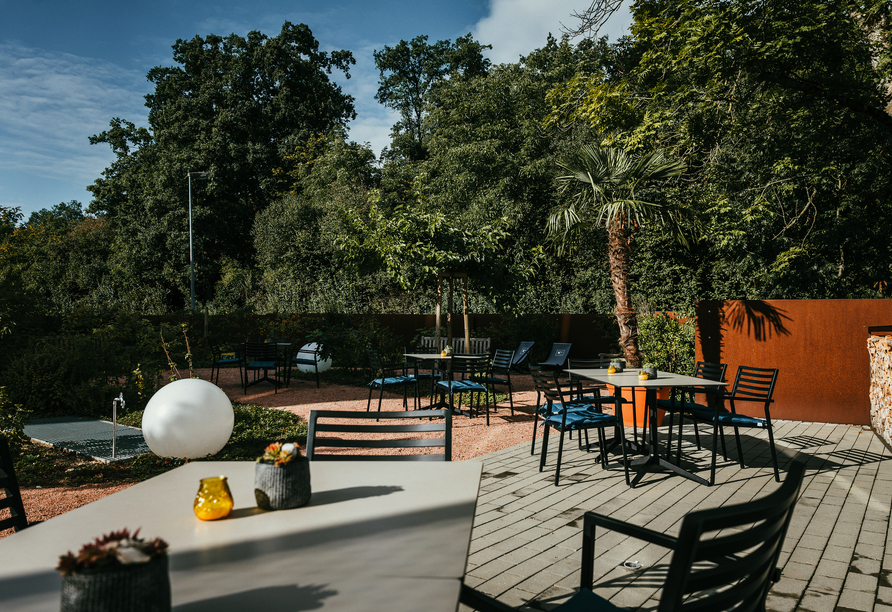 Sonne tanken mit Blick ins Grüne – entspannte Momente erleben Sie auf der Terrasse