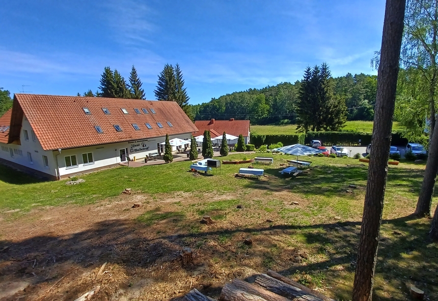 Das Hotel liegt idyllisch mitten im Wald 