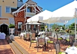 Die Gartenterrasse: Ein Platz an der Sonne – für Kaffeepause, Lesestunde oder Weinmoment.