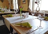Nehmen Sie im eleganten Restaurant des Hotels Platz.