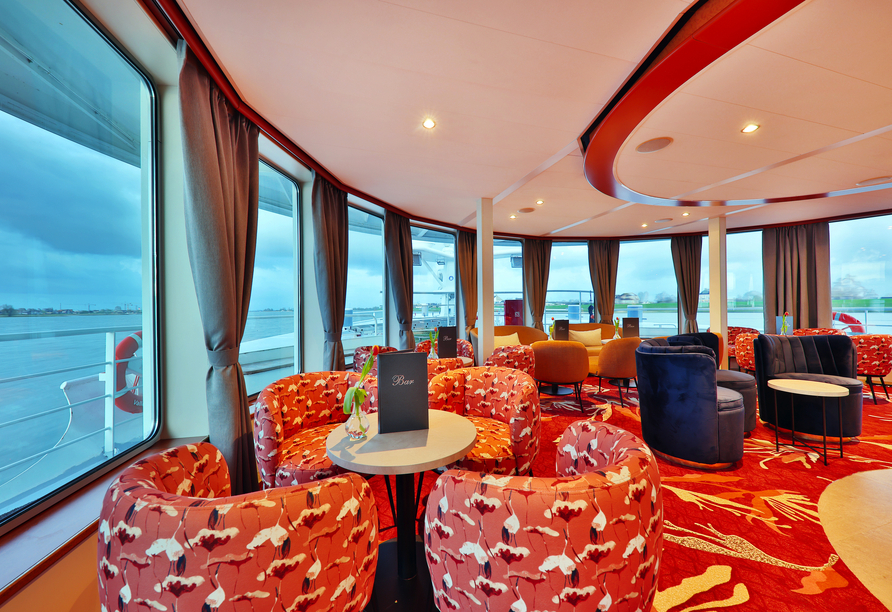 Die Panorama-Lounge bietet gemütliche Sitzgelegenheiten mit traumhaftem Ausblick.