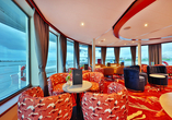 Die Panorama-Lounge bietet gemütliche Sitzgelegenheiten mit traumhaftem Ausblick.