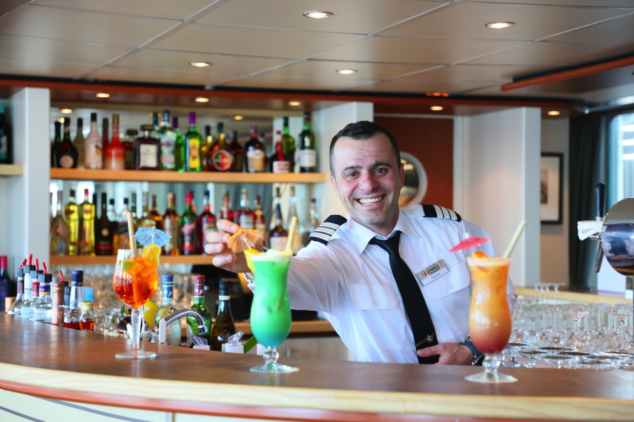 Verbringen Sie gesellige Abende mit leckeren Getränken an der Bar Ihres Schiffes.