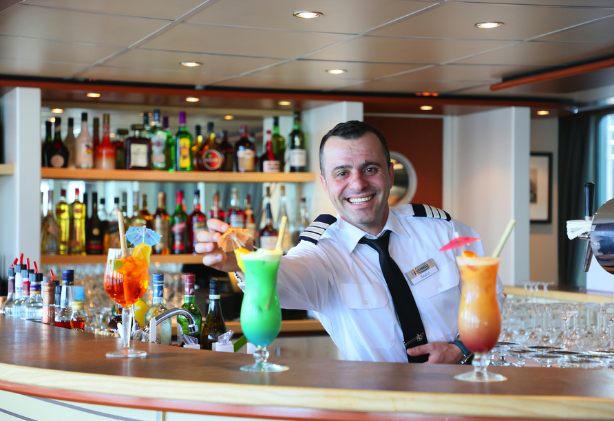 Verbringen Sie gesellige Abende mit leckeren Getränken an der Bar Ihres Schiffes.