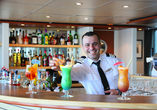 Verbringen Sie gesellige Abende mit leckeren Getränken an der Bar Ihres Schiffes.
