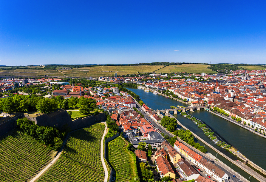 Ein Ausblick, der bleibt – Würzburg zu Füßen der Festung Marienberg.