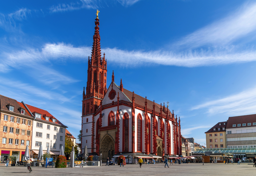 Eine gotische Schönheit mitten in der Stadt – die Marienkapelle auf dem Würzburger Marktplatz.
