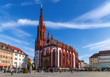 Eine gotische Schönheit mitten in der Stadt – die Marienkapelle auf dem Würzburger Marktplatz.
