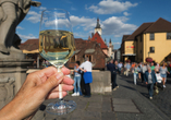 Wein, Wind und Weitblick – Genussmoment auf der Alten Mainbrücke.