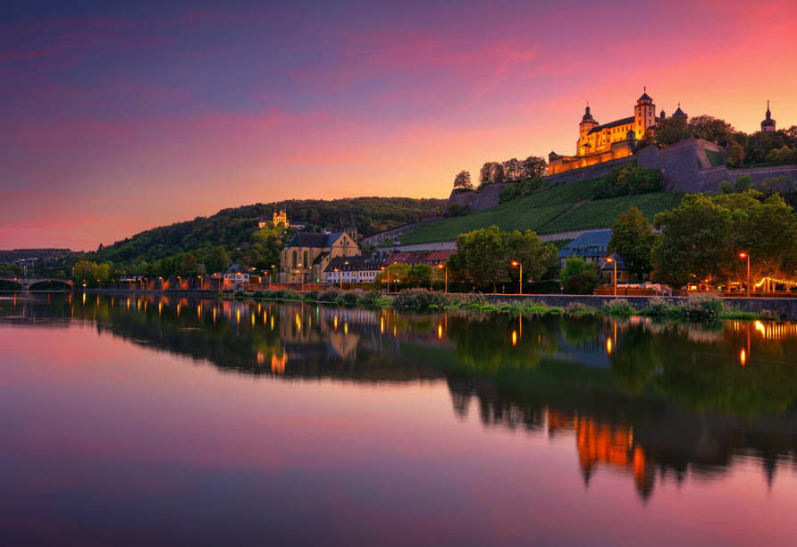 Am Abend zeigt sich Würzburg mit der Festung Marienberg von seiner romantischen Seite.