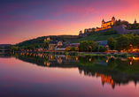Am Abend zeigt sich Würzburg mit der Festung Marienberg von seiner romantischen Seite.