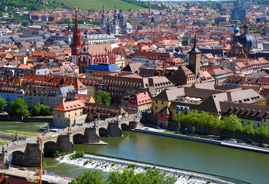 Würzburg liegt direkt am Main und empfängt Sie mit Kunst, Kultur und Weingenuss.