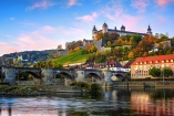 Die Alte Mainbrücke und die Festung Marienburg geben ein perfektes Zusammenspiel ab.