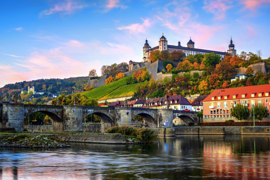 Die Alte Mainbrücke und die Festung Marienburg geben ein perfektes Zusammenspiel ab.