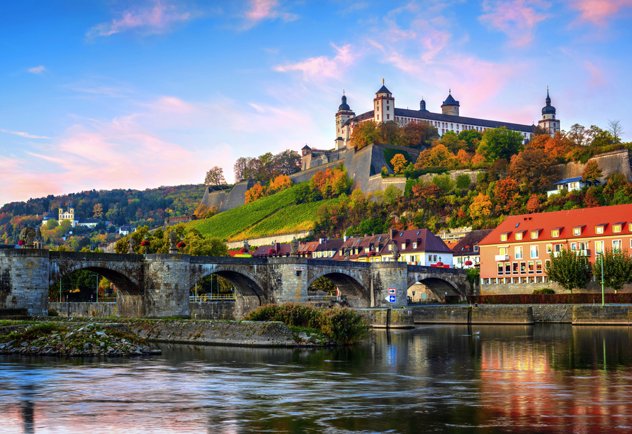 Die Alte Mainbrücke und die Festung Marienburg geben ein perfektes Zusammenspiel ab.