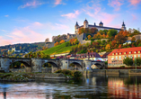 Die Alte Mainbrücke und die Festung Marienburg geben ein perfektes Zusammenspiel ab.