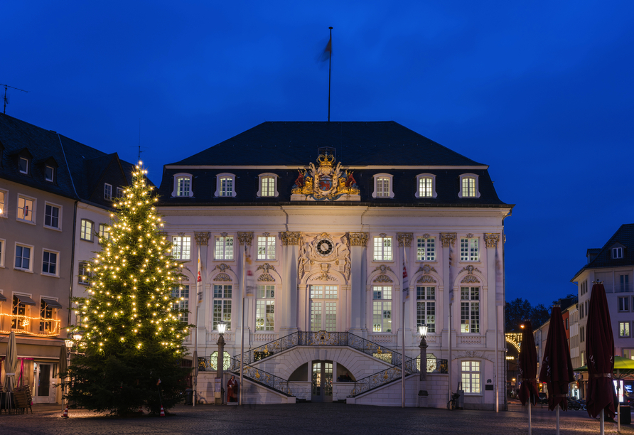 Das Alte Rathaus in Bonn zählt mit seiner prachtvollen Rokokofassade zu den bekanntesten Sehenswürdigkeiten der Stadt.