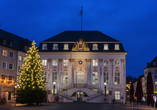 Das Alte Rathaus in Bonn zählt mit seiner prachtvollen Rokokofassade zu den bekanntesten Sehenswürdigkeiten der Stadt.