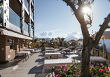Genießen Sie auf der Hotelterrasse die Sonne Italiens und das atemberaubende Bergpanorama.