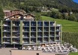 Außenansicht des Oliven- und Genusshotels Hirzer