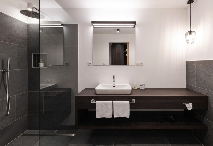 Beispiel eines Badezimmers im Oliven- und Genusshotel Hirzer