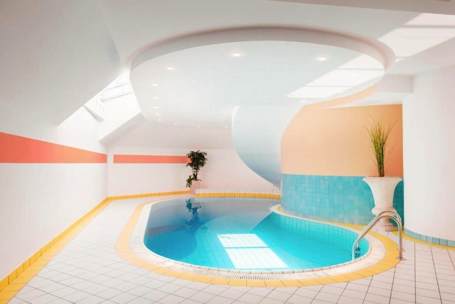 Im Hallenbad des Hotels können Sie entspannt abtauchen.