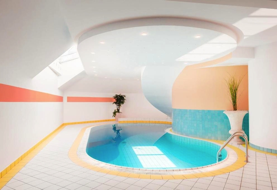 Im Hallenbad des Hotels können Sie entspannt abtauchen.