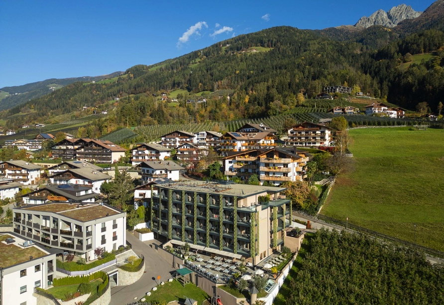 Das Oliven- und Genusshotel Hirzer erwartet Sie in traumhafter Panoramalage.
