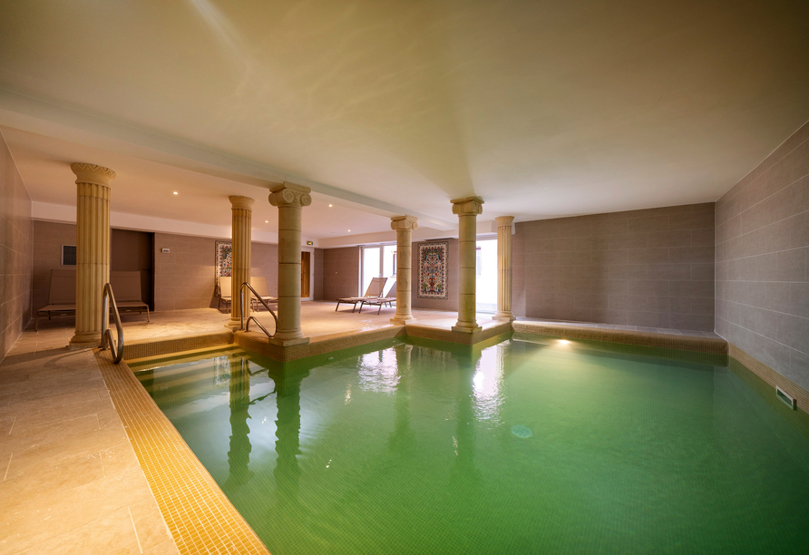 Hallenbad im Hotel Majestic Alsace