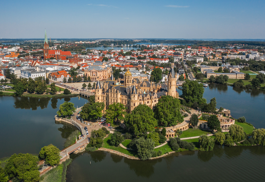 Unternehmen Sie einen Tagesausflug nach Schwerin und bestaunen Sie das beeindruckende Schweriner Schloss.