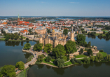 Unternehmen Sie einen Tagesausflug nach Schwerin und bestaunen Sie das beeindruckende Schweriner Schloss.
