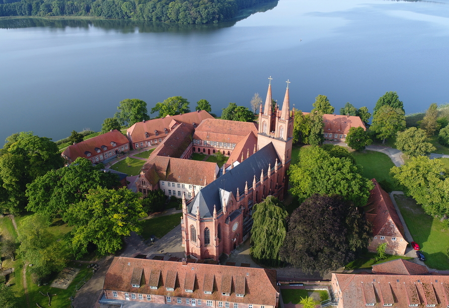 Besuchen Sie das malerisch gelegene Kloster Dobbertin.