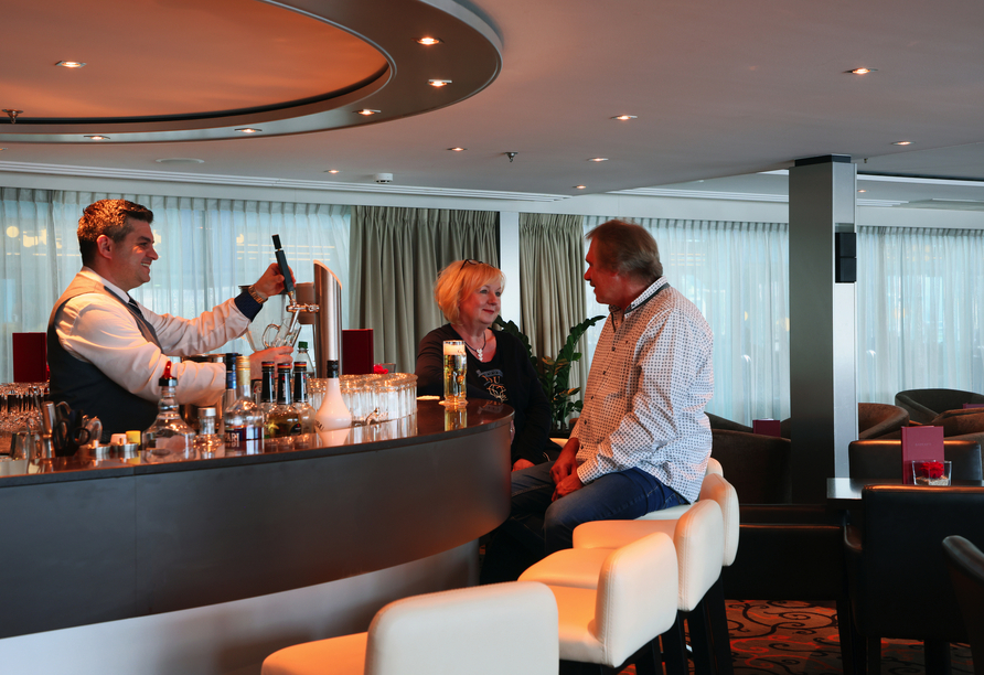 Verbringen Sie schöne Abende an der Bar Ihres Schiffes.