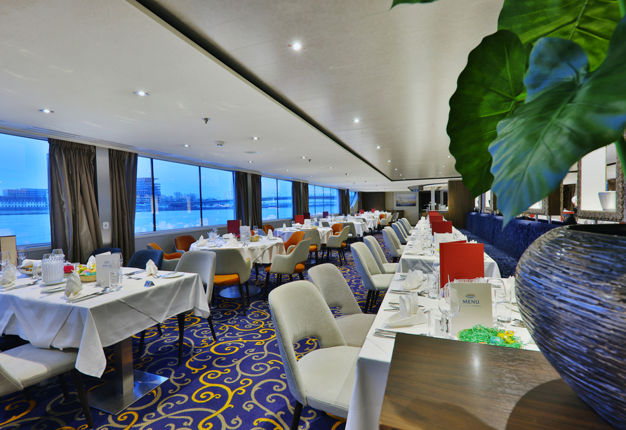 Freuen Sie sich auf leckeres Essen im Restaurant mit Ausblick.